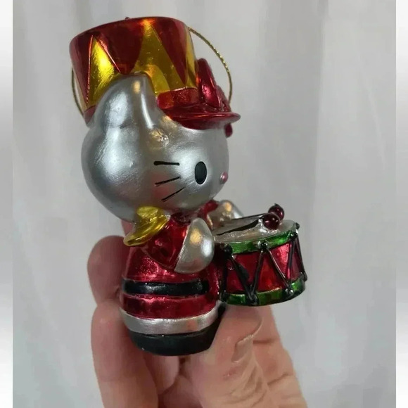 2013 HELLO KITTY WITH DRUM 3-1/4" ORNAMENT~RESIN. Ute Red Green British Army - Picture 7 of 11